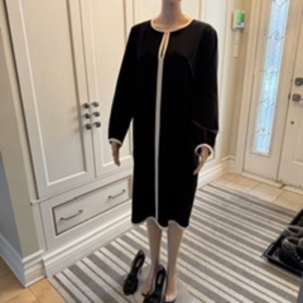 Black and White long sleeved dress size US 14 MAXMARA WEEKEND